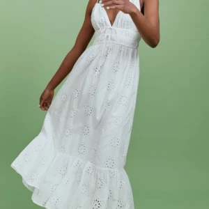 Gina tricot klänning - Säljer nu denna Gina tricot klänningen från förra året, säljer då den endast kom till användning vid ett tillfälle förra sommaren💗