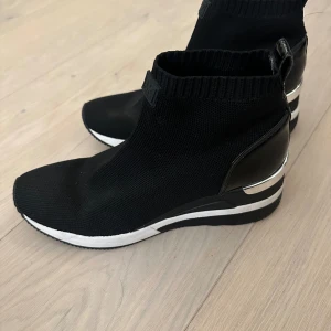 Michael kors skor  - Michael kors skor med klack som nya    Priset kan diskuteras vid snabb affär 