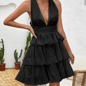 Svart klänning  - Svart klänning (oanvänd) med prickigt tyg, storlek xs/s från Shein, kan knytas på flera olika sätt 