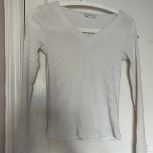 tröja ifrån eight sthlm🩷 - vit ribbad tröja med v-ringning i storlek XS och tight passform🩷 finns en pytteliten väldigt otydlig fläck och därav priset🩷