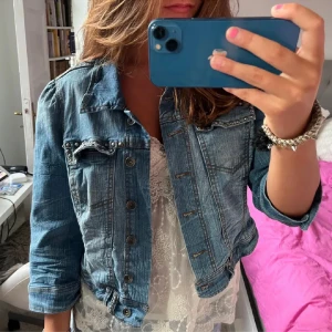 Jeans jacka  - Säljer denna trekvartsarmade jeansjacka men snygga detaljer köppt second hand så vet inte riktigt märket eller storleken men skulle säga att den passar xs-M