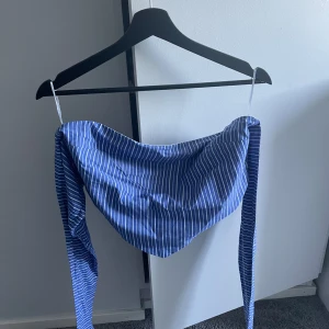 Bandue topp - Bandue topp från zara aldrig använd, du kan knyta hår hårt du vill i ryggen och göra en rosett 