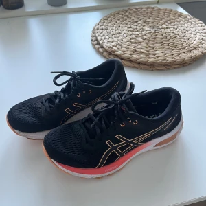 Asics löparskor - Storlek 38. 24cm. Använda Max 5 gånger. Nypris 999kr.
