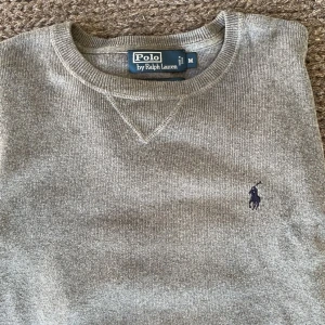 Grå tröja från Polo Ralph Lauren - En stilren stickad raffe tröja som är perfekt till utekvällar, storlek M. nypris runt 1400 litt pris 449!