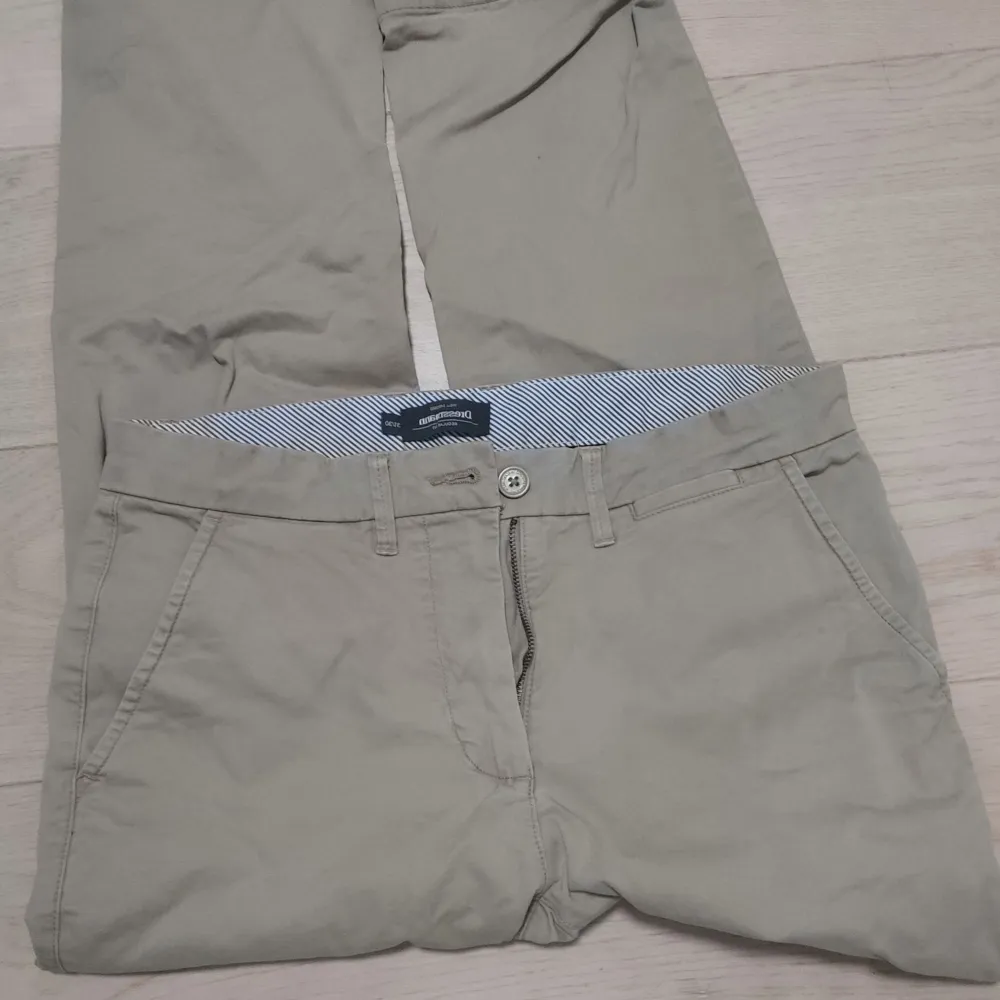 Beige Chinos från Dressmann. Storlek 31/30. Perfekt skick. W31 L30. . Jeans & Byxor.