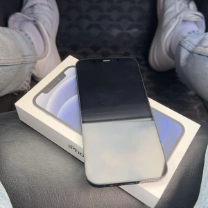 Iphone 12 svart  - Batterinivå 78% Inga sprickor  Skal ingår till mobilen  Funkar som den ska  Pris kan diskuteras!