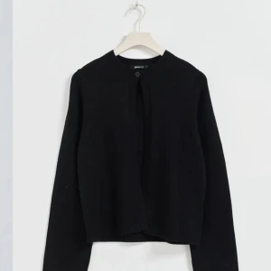 svart kofta - Svart kofta från Gina, jätte mjuk och blir inte noppig, säljer då jag har dubbelt av den