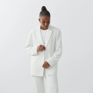 Vit blazer - Vit blazer från Ginatricot i storlek 34. Helt oanvänd med prislapp kvar. Säljer då den är lite för oversized för min smak. Nypris 800kr.