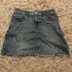 Jeans kjol  - En jeanskjol i storlek 146/152. Använd ett fåtal gånger och inga skador. Säljer på grund av att den inte kommer till användning 🥲