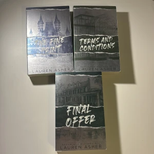 The fine print bokserie av Louren Asher - Bokserie av tre böcker: The fine print, Terms and conditions och Final offer. De är i okej skick. Jag säljer för 265 för alla. 89 för en. Pris kan diskuteras. Skriv för frågor! 
