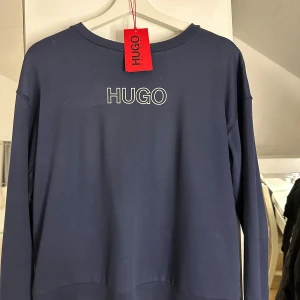 HUGO tröja  - Tröjan är använd ca 2 gånger och är i nytt skick, kvittot finns och fler bilder kan skickas vid intresse