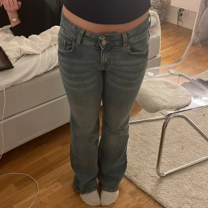 Jeans med fickor - Jätte fina jeans från från HM med fuckor där bak. Köpta för ca 400kr och säljer för 200kr. Använda 1 gång men syns inte. Skriv helst till mig innan köp💗💗