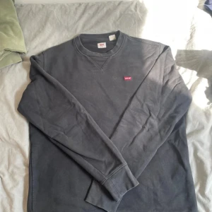 Svart tröja från Levi's - En jätte snygg svart sweatshirt från Levi's utan några defekter alls då jag säljer den eftersom att den är för liten