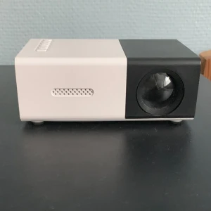 Projektor - Jag säljer en projektor för 350kr, den kommer med alla sina tillbehör och är väldigt lätt att andvända, jag kan mötas upp i nacka anars så blir det frakt.