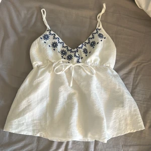 Söt vit topp - Storlek S, söt vit topp med blå detaljer som är helt oanvänd💗