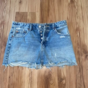 Jeanskjol - Jeanskjol från zara i storlek m. Kan skicka fler bilder vid intresse.