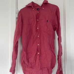 Ralph Lauren Skjorta - Ralph Lauren skjorta i storlek S. Linne kvalité ocean wash. Färgen är nånstans mellan rosa/röd.