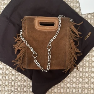 Maje väska - Nu säljer jag min super fina maje väska för att den inte kommer till andvändning längre. Jag köpte den förra sommaren och den är i väldigt bra skick. Tveka inte på att skriva om du vill ha fler bilder eller om du har någon fråga❤️