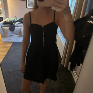 Svart klänning  - Cool svart klänning från ginatricot, storlek 36