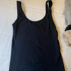 Svart linnetopp från Zara - En enkel och stilren svart linnetopp från Zara. Toppen är ärmlös och har en rund halsringning.