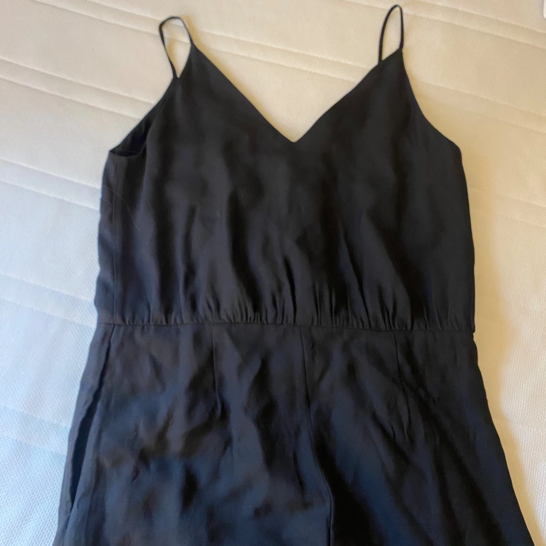 Svart långklänning med smala axelband - 91