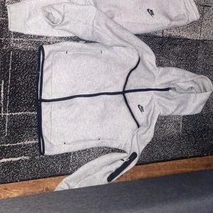 Nike tech - Hej!  Säljer min Nike tech då den är lite för liten på mig. Har inte använt den så mkt.  Priset går att diskuteras vid snabb affär 