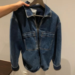 COS jeansjacka - en sååå snygg oversized jeansjacka i mörkt jeanstyg, i strl M! Sitter så fint och löst men ändå inte allt för stort. Så snygg till ett par breda jeans eller jeansshorts! 💙Inga defekter, säljer för 400! Kan gå ner lite vid snabbaffär💞