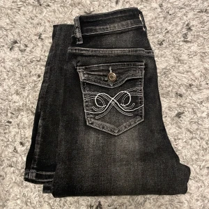Midwaist bootcut jeans  - Dessa är köpta från Shein och är för små, skicket är ganska bra men har använt dem mycket. Skulle säga att de är köpta för 150kr.