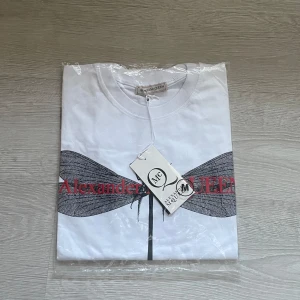 Alexander mcqueen t shirt - Alla taggar finns aldrig använd tvär fett💯priset går o diskutera om man köper mer finns i M L o XL