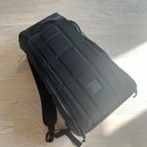 Douchebag väska - Säljer min brorsas väska åt honom, super praktisk och bra väska som rymmer hur mycket som helst☀️ Varsamt använd, inga defekter. Rymmer 20 liter. Nypris 1800kr