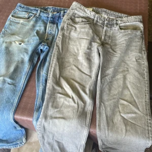 Zara jeans - Säljer mina 2 zara jeans som ja aldrig använder i storlek EUR 40 i straight fit skick på gråa jeansen 10/10 skick på blåa 8,3/10 har aldrig använt dem gråa men har använt de blåa lite ja köpte den på zara för 700 st om du har några frågor ställ dem!