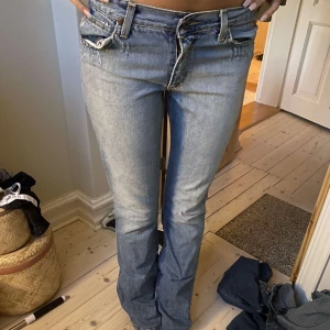 Lowwaist flare  - Säljer mina älskade jeans då dom blivit försmå. Jag är 171 och de passar i längden. Jeansen har inga defekter förutom några håll längst nere som fanns där när jag köpte dem(skriv privat för fler bilder eller frågor❤️) köptes för 450 säljs för 300!!
