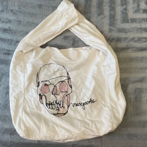 MarcJacobs väska - Snygg axelremsväska från Marc Jacobs 💗 väldigt rymlig och går precis till midjan. Mått: 42x38x10. TRYCK PÅ KÖP DIREKT eller GE PRISFÖRSLAG. Svarar ej på meddelanden.