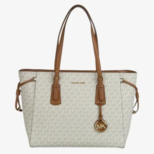 Michael kors väska - Säljer min så fina Michael kors väska helt oanvänd som är perfekt att ha till skolan eller jobbet. Väskan är i nyskick och skickas med tillhörande dustbag!! 🤍 Nypris 3295:-