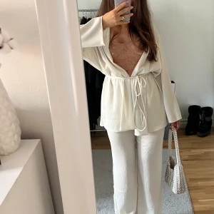 Set från zara - Säljer detta helt oanvända helt slutsålda set från zara. Säljer endast till bra pris då jag är osäker ifall jag vill behålla det, men har ej kommit till användning än:(  Nypris: 499+379 för båda delar