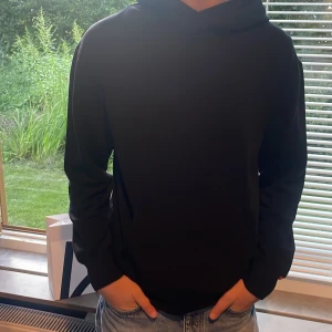 Svart levis hoodie - Ny skick storlek xs/s modellen är 170, den är köpt på åhlens och nypris va 800kr. 