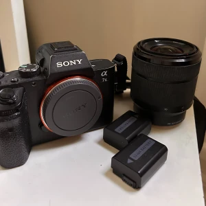 Sony A7 ii + objektiv och kamera tillbehör  - Systemkamera  6500kr eller högsta bud.  Liten repa på objektivet(varav priset) men ingenting som påverkar bilderna. Lägger ut exempelbilder som är tagna med kameran och objektivet med repan. 