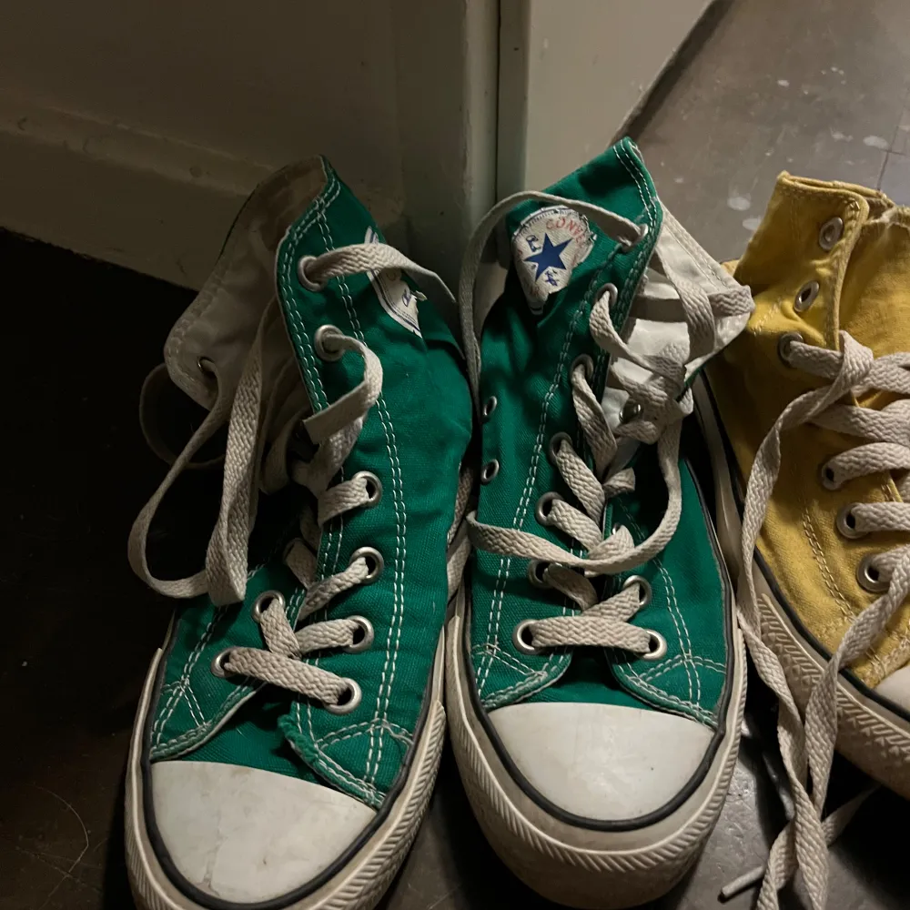 säljer min 3 par converse eftersom de är lite stora! grön, gul och brun. de är i helt okej skick men är inte sönder någonstans.🥰 bara skriva om du undrar något❤️. Skor.