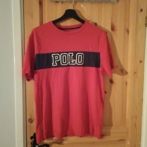 Röd Ralph Lauren tröja - Säljer nu min röda polo Ralph Lauren tröja. I storlek 176 men sitter som S. Två små hål på magen som knappt syns men där av priset. Priset kan diskuteras.