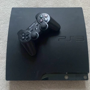 Ps3 - Säljer detta ps3:et! Det är i bra skick och en dosa följer med på köpet, hdmi kabel följs också med! Kom privat för frågor💞