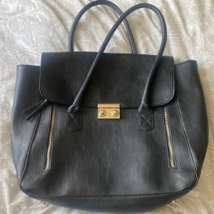 Lindex handväska svart läder med guld detaljer  - Svart läder handväska med guld detaljer ordinarie pris för 400 säljer för 150 Från Lindex  Har använt 3/4 ggr 