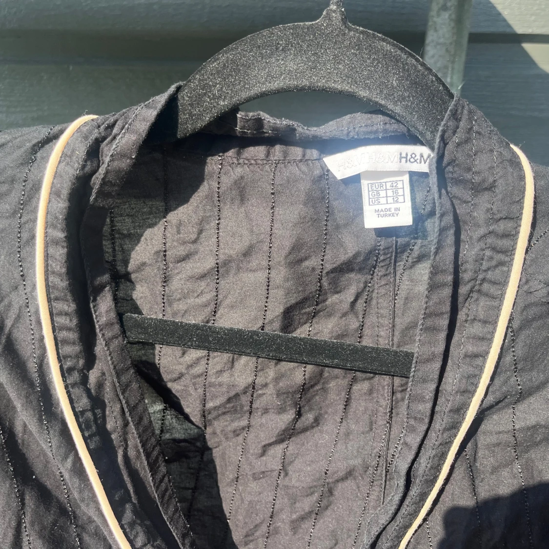 Svart blus med knytning - 91