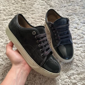 Lanvin Skor - Säljer dessa stilrena gråa Lanvin skor! | Skick 6,5/10 (Slitna undertill) | Storlek 40 (UK5) | Bara Skorna Medföljer | Hör av dig för fler bilder eller om du har någon fundering! 🤝