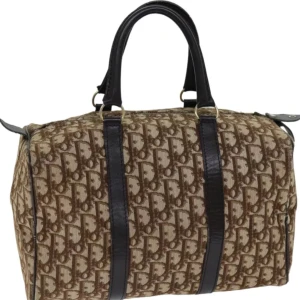 Christian Dior Boston väska - Christian Dior Trotter Boston-väska. Med en klassisk och tidlös design kommer denna väska att passa alla tillfällen. Perfekt för att lägga till en touch av lyxstil till vilken outfit som helst!