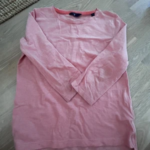 Rosa tröja !!🩷 - En rosa (lite orange aktig) fin tröja från gant, haft ett tag men nästa an aldrig använd. Priset kan diskuteras vid intresse 
