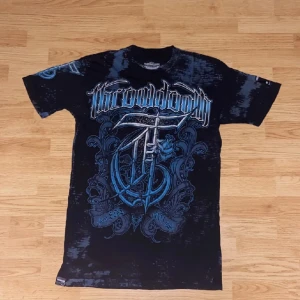 Affliction / Throwdown T-shirt  - !skicka bud för snabb affär! Fet throwdown tshirt av Affliction. Storlek L. Mycket bra skick. Skriv om ni undrar någonting eller om ni vill ha fler bilder 📲