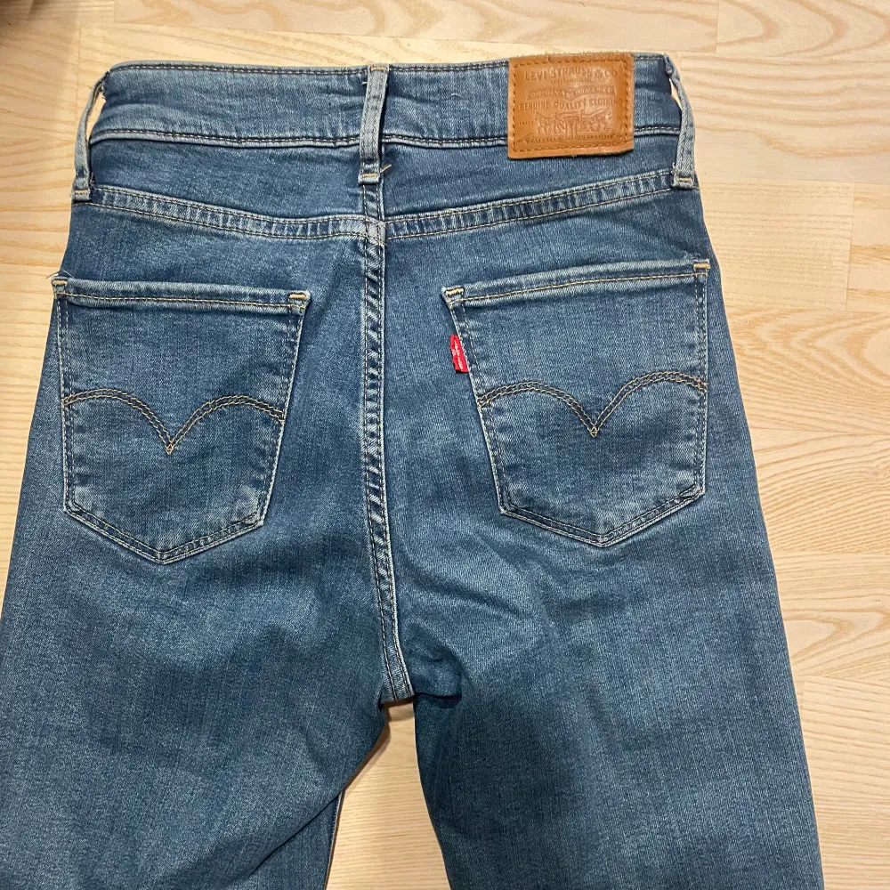Jeans från Levis i modell 725 high rise bootcut storlek W24 L32. Pris kan diskuteras 💗. Jeans & Byxor.