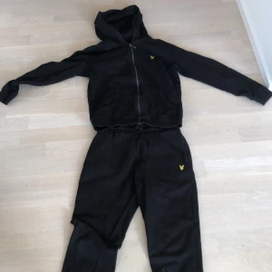 Lyle & scott tracksuit - Hej! Jag säljer min svarta Lyle & scott tracksuit. Den är 8/10 i skick.