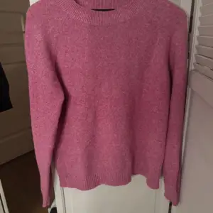 Säljer den mycket populära stickade tröjan från Vero moda i färgen rosa. Den är knappt använd, ytterst lite nopprig kanske. Är i storlek S men passar Xs-M.  //Tilda 💞
