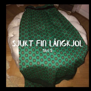 Fantastiskt långkjol - En så så fin långkjol med häftigt mönster och bekvämt material 💚 Den är skräddarsydd och är i storlek S/M 